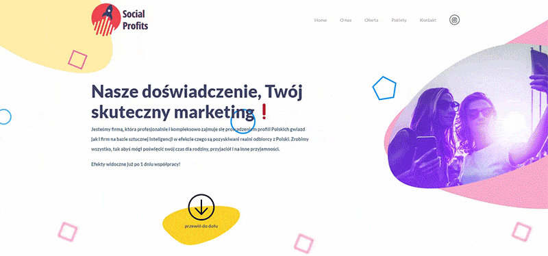Animowany baner strony internetowej Social Profits z hasłem "Nasze doświadczenie, Twój skuteczny marketing", przedstawiający osoby robiące selfie, symbolizujący usługi marketingu i zarządzania profilami w mediach społecznościowych.