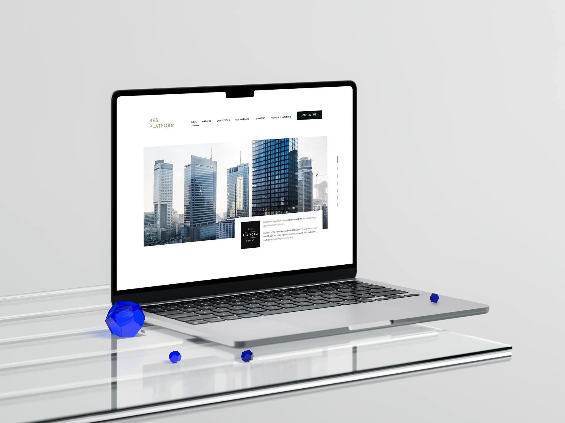 Laptop z widokiem na miasto