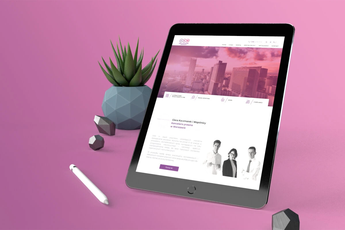 Nowoczesna strona www kancelarii prawnej z Warszawy prezentowana na iPadzie