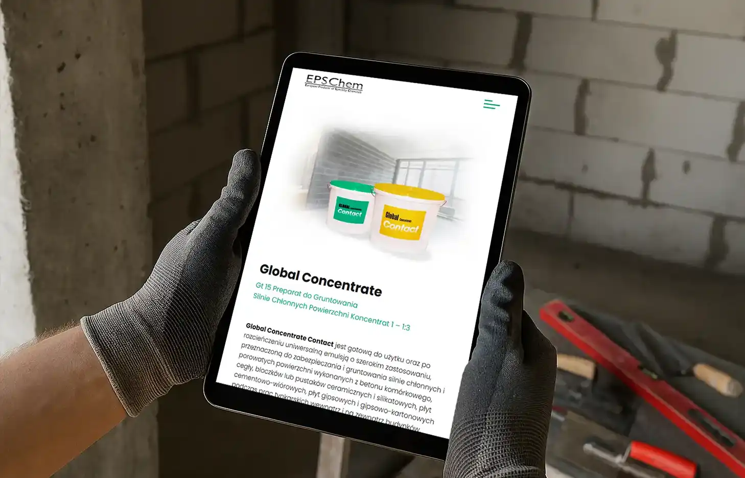 Tablet z wyświetloną stroną EPSChem trzymany w rękach wykonawcy na budowie – preparaty gruntujące Quartz Contact i Global Concentrate