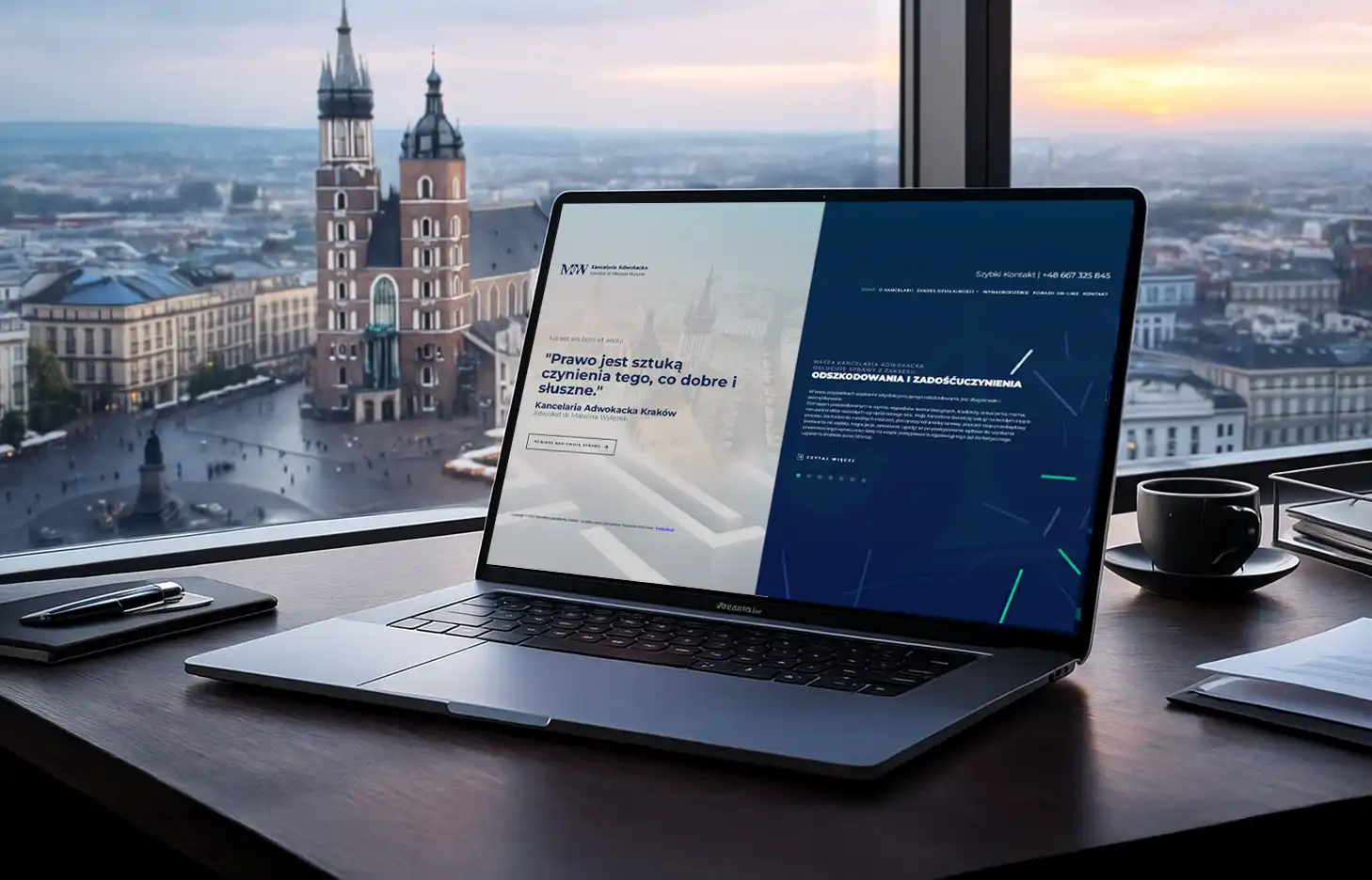 Strona internetowa kancelarii prawnej w Krakowie wyświetlona na laptopie przy oknie z widokiem na Stare Miasto