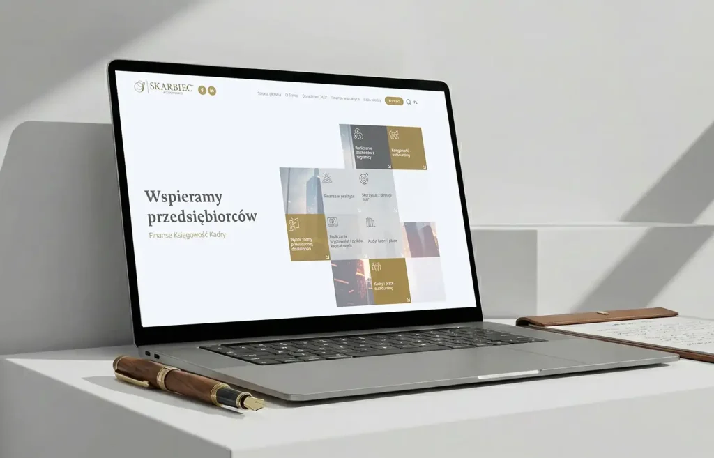 Laptop prezentujący stronę internetową biura rachunkowego Skarbiec Accounting, elegancki mockup z długopisem na biurku.